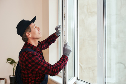 Handwerker setzt neue Fenster Handwerker setzt neue Fenster